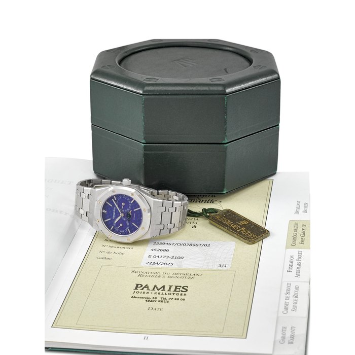 AUDEMARS PIGUET. AN ATTRACTIVE STAINLESS STEEL AUTOMATIC WRISTWATCH WITH SWEEP CENTRE SECONDS, DAY, DATE, MOON PHASES, BLUE DIAL, ORIGINAL GUARANTEE AND BOX SIGNED AUDEMARS PIGUET, AUTOMATIC, ROYAL OAK, REF. 25594ST/O/0789ST/02, MOVEMENT NO. 452’686, CASE NO. E04173-2100, MANUFACTURED IN 1998