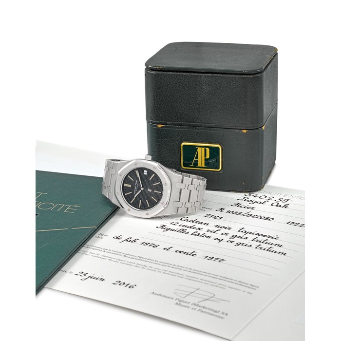 AUDEMARS PIGUET. A RARE STAINLESS STEEL AUTOMATIC WRISTWATCH WITH DATE, BRACELET, CERTIFICATE OF ORIGIN AND BOX SIGNED AUDEMARS PIGUET, AUTOMATIC, ROYAL OAK, NO. A-1033, REF. 5402ST, CASE NO. B22080, MOVEMENT NO. 172’243, MANUFACTURED IN 1976