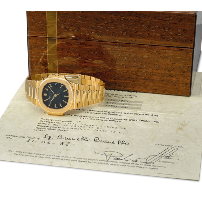 Patek Philippe. A fine and extremely rare 18K gold automatic wristwatch with date, sweep centre seconds, bracelet, original Certificate, service documents and box Signed Patek Philippe, Genève, Nautilus model, ref. 3800/1, movement no. 1’425’477, case no. 2’832’006, manufactured in 1985