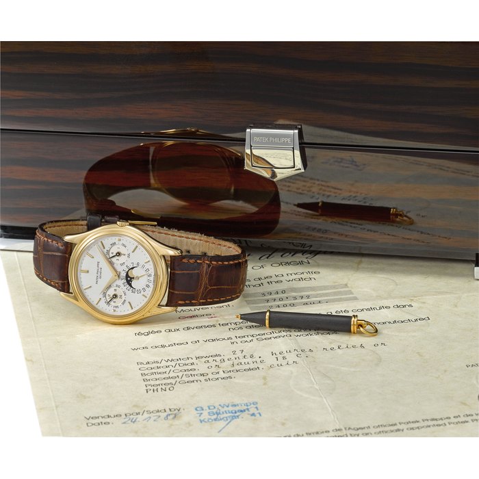 PATEK PHILIPPE. A VERY FINE 18K GOLD AUTOMATIC PERPETUAL CALENDAR WRISTWATCH WITH MOON PHASES, GERMAN CALENDAR, CERTIFICATE OF ORIGIN AND BOX SIGNED PATEK PHILIPPE, GENÈVE, REF. 3940, MOVEMENT NO. 770’372, CASE NO. 2’831’405, MANUFACTURED IN 1987