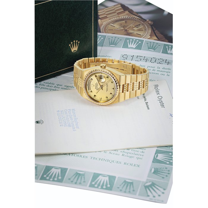 ROLEX. A RARE AND HIGHLY UNUSUAL 18K GOLD WRISTWATCH WITH SWEEP CENTRE SECONDS, DAY, DATE AND “PYRAMIDE” BRACELET SIGNED ROLEX, OYSTERQUARTZ, DAY-DATE, REF. 19028, CASE NO. 9’154’024, CIRCA 1986