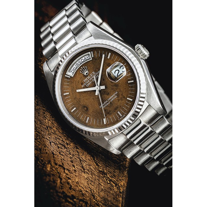 ROLEX. A VERY RARE 18K WHITE GOLD AUTOMATIC WRISTWATCH WITH SWEEP CENTRE SECONDS, DAY, DATE, BRACELET AND WOOD DIAL SIGNED ROLEX, OYSTER PERPETUAL, DAY-DATE MODEL, REF. 18039, CASE NO. 6'739'109, CIRCA 1981