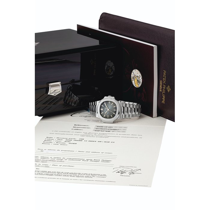 PATEK PHILIPPE. A RARE STAINLESS STEEL AUTOMATIC WRISTWATCH WITH SWEEP CENTRE SECONDS, DATE AND BRACELET SIGNED PATEK PHILIPPE, GENEVE, REF. 5800, MOVEMENT NO. 3'414'827, CASE NO. 4'709'807, MANUFACTURED IN 2008