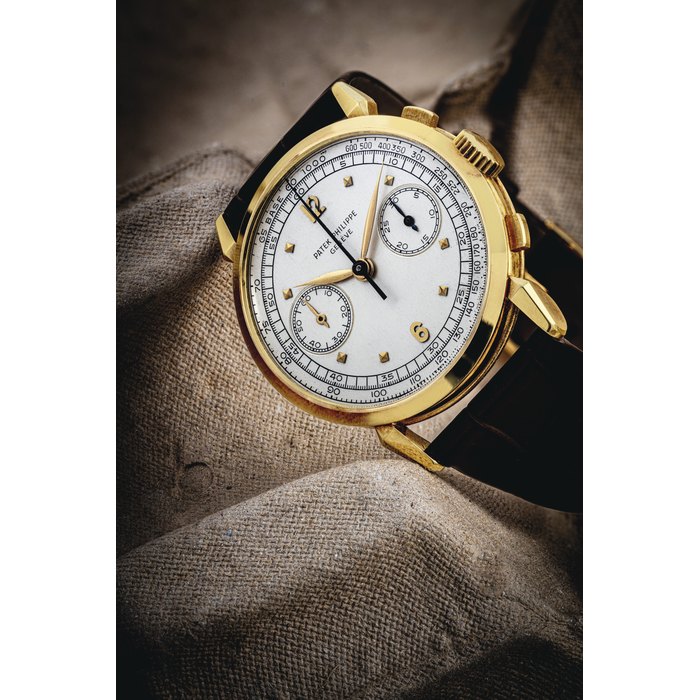 PATEK PHILIPPE. A VERY RARE 18K GOLD CHRONOGRAPH WRISTWATCH WITH TACHYMETER AND SPIDER LUGS SIGNED PATEK PHILIPPE, GENEVE, REF. 1579, MOVEMENT NO. 867'709, CASE NO. 657'546, MANUFACTURED IN 1949