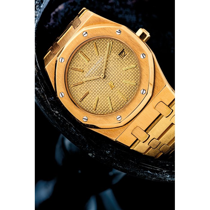 AUDEMARS PIGUET. AN EARLY, HIGHLY ATTRACTIVE AND VERY RARE 18K GOLD AUTOMATIC WRISTWATCH WITH DATE, BRACELET AND TROPICAL DIAL ROYAL OAK MODEL, REF. 5402BA, CIRCA 1977