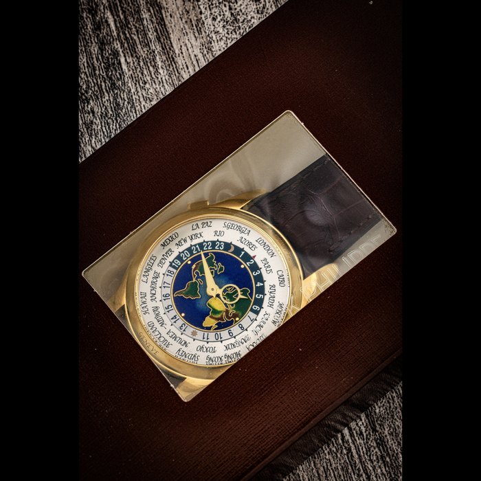 PATEK PHILIPPE. A RARE AND BEAUTIFUL 18K GOLD AUTOMATIC WORLD TIME WRISTWATCH WITH CLOISONNÉ ENAMEL DIAL, DOUBLE SEALED REF. 5131J-014, CIRCA 2015