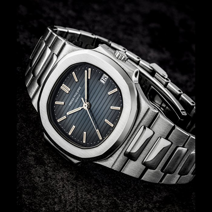 PATEK PHILIPPE. A STAINLESS STEEL AUTOMATIC WRISTWATCH WITH SWEEP CENTRE SECONDS, DATE AND BRACELET NAUTILUS MODEL, REF. 3800/1A, MANUFACTURED IN 1995