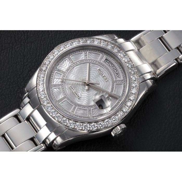 ROLEX, DAY DATE REF. 18946, A PLATINUM AND DIAMOND-SET WRISTWATCH WITH MOTHER OF PEARL DIAL CASE NUMBER: Z695’7XX