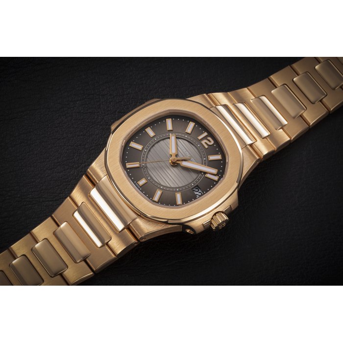 PATEK PHILIPPE, NAUTILUS 7011/1R-10, AN ATTRACTIVE GOLD LADIES WRISTWATCH CASE NUMBER: 4'748'994