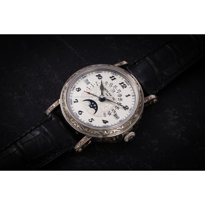 PATEK PHILIPPE, REF. 5160/500G-001, A FINE ENGRAVED GOLD AUTOMATIC PERPETUAL CALENDAR WITH RETROGRADE DATE INDICATION CASE NUMBER: 6’487’***