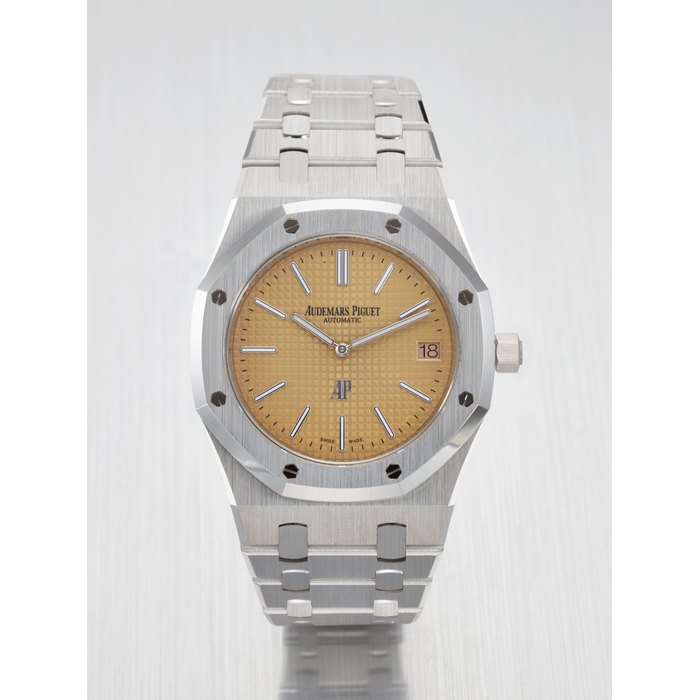 AUDEMARS PIGUET. A RARE AND HIGHLY ATTRACTIVE 18K WHITE GOLD AUTOMATIC WRISTWATCH WITH DATE AND BRACELET SIGNED AUDEMARS PIGUET, ROYAL OAK MODEL, REF. 15202BC, CASE NO. K38997, CIRCA 2020