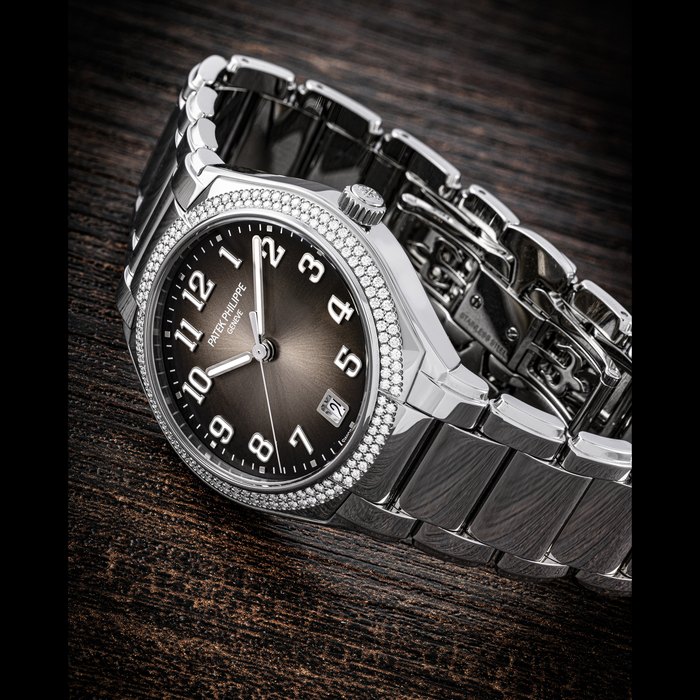 PATEK PHILIPPE. A LADY’S ELEGANT STAINLESS STEEL AND DIAMOND-SET AUTOMATIC WRISTWATCH WITH SWEEP CENTRE SECONDS, DATE AND BRACELET TWENTY~4 MODEL, REF. 7300/1200A-010, CIRCA 2018