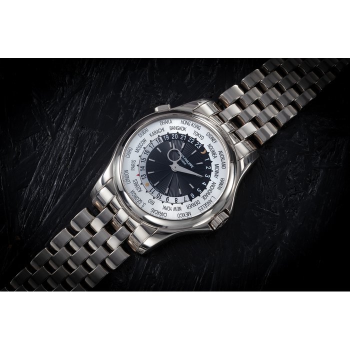 PATEK PHILIPPE, REF. 5130/1G-010, A FINE GOLD AUTOMATIC WORLD TIME WRISTWATCH WITH BRACELET CASE NUMBER: 4’591’179; MOVEMENT NUMBER: 5’681’683