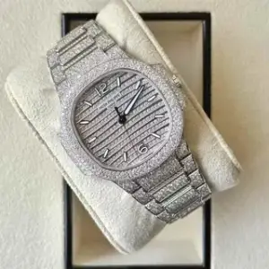 Patek Philippe Patek Philippe Nautilus 7118/1450G-001 35mm White gold Paved