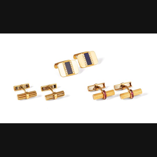 Chaumet Set de 3 paires de boutons de manchette en or jaune |  Set of 3 pairs of yellow gold cufflinks    Vers 1985|  Circa 1985