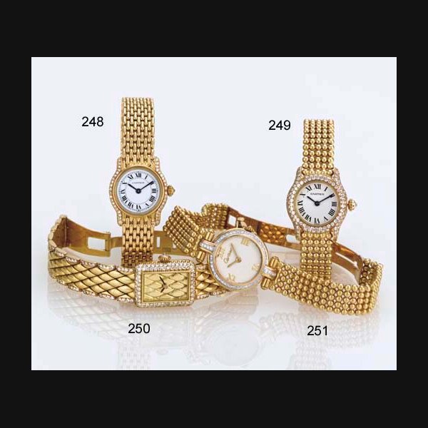 CARTIER. A LADY'S 18K GOLD AND DIAMOND WRISTWATCH WITH BRACELET SIGNED CARTIER, "MINI", CASE NO. 660230126, CIRCA 1990