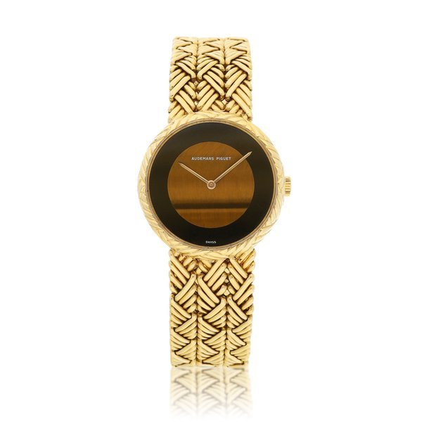 Audemars Piguet Audemars Piguet | Reference 8660, A yellow gold bracelet watch with tiger's eye and onyx dial, Circa 1970 | 愛彼 | 型號8660   黃金鏈帶腕錶，備虎眼石及瑪瑙錶盤，約1970年製 · 8660