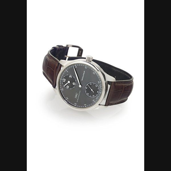 IWC. A FINE 18K WHITE GOLD WRISTWATCH WITH REGULATOR DIAL SIGNED IWC, SCHAFFHAUSEN, REGULATOR, MOVEMENT NO. 2672285, CASE NO. 3202213, CIRCA 2005