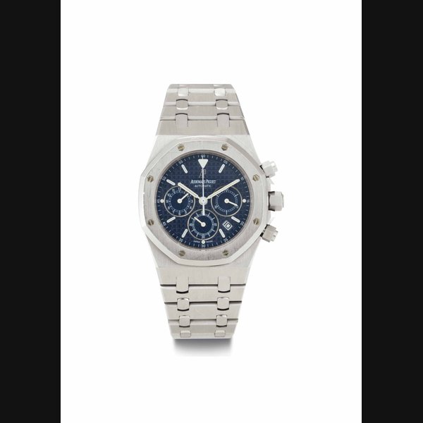 Audemars Piguet. A Large Stainless Steel Automatic Chronograph Wristwatch with Date and Bracelet SIGNED AUDEMARS PIGUET, ROYAL OAK, NO. 8662, MOVEMENT NO. 618'698, CASE NO. F26053, CIRCA 2001