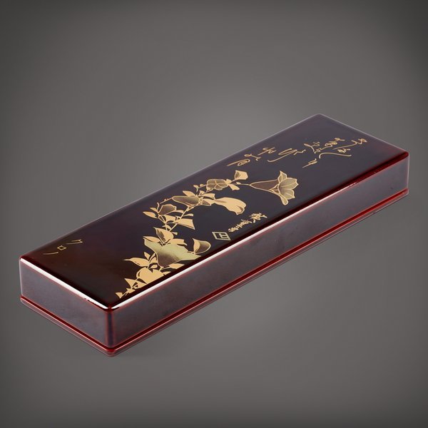 Kurono Tokyo An Urushi wooden presentation box with maki-e depicting Japanese Bellflower, Made in collaboration with Hiroshige Tamenuri, Circa 2020 | 日本漆木製盒子，備桔梗蒔繪，與 Hiroshige Tamenuri 合製，約2020年製