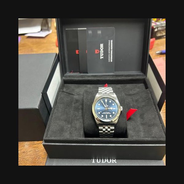 Tudor Black Bay79660 tudor black bay 39 blue dial jubilee full set