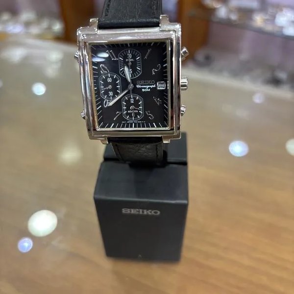 Seiko Chronograph
7T32 5A70 Chronograph Alarm – Rectangular Case – Vintage Quartz