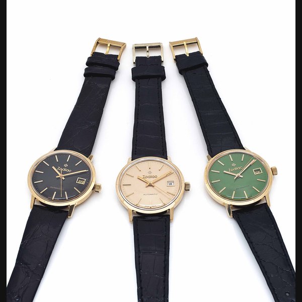 ZODIAC. A LOT OF THREE 18K GOLD AUTOMATIC WRISTWATCHES WITH SWEEP CENTRE SECONDS, DATE AND LACQUERED DIALS SIGNED ZODIAC, REF. 726 322, THE FIRST , CASE NO. 578843, THE SECOND CASE NO. 578732, THE THIRD CASE NO. 876847, CIRCA 1990