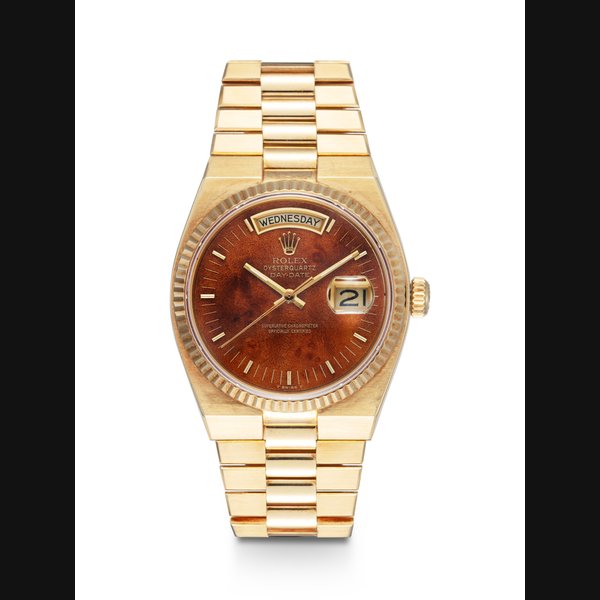 ROLEX, OYSTERQUARTZ DAYDATE REF. 19018, AN ATTRACTIVE AND RARE YELLOW GOLD QUARTZ WRISTWATCH WITH BRACELET AND "WOOD" DIAL CASE NUMBER: 6'158'815