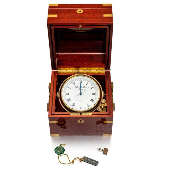 H. Moser A mahogany-boxed brass marine chronometer, Circa 1980 | 銅製航海時計，備桃花心木盒，約1980年製