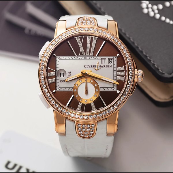 Ulysse Nardin ULYSSE NARDIN REF. 246-10 DUAL TIME YELLOW GOLD Ulysse Nardin, Dual Time, No. 918, Ref. 246-10. Sold on January 2015. Fine, water-resistant, self-winding, two time zone, 18K yellow gold wristwatch with large date and a titanium and ceramic Ulysse Nardin double deployant clasp. Accompanied by the international warranty, instruction booklet and booklet. | Important Modern & Vintage Timepieces | Hong Kong, March 19th, 2016 · 246-10