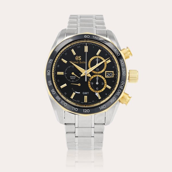 Grand Seiko GMT, limited edition, reference SBGC240G     Montre bracelet chronographe en acier et or jaune à double fuseau horaire avec date et indication de réserve de marche |  Stainless steel and yellow gold chronograph wristwatch with dual time zone, date, power reserve indication and bracelet    Vers 2023 |  Circa 2023