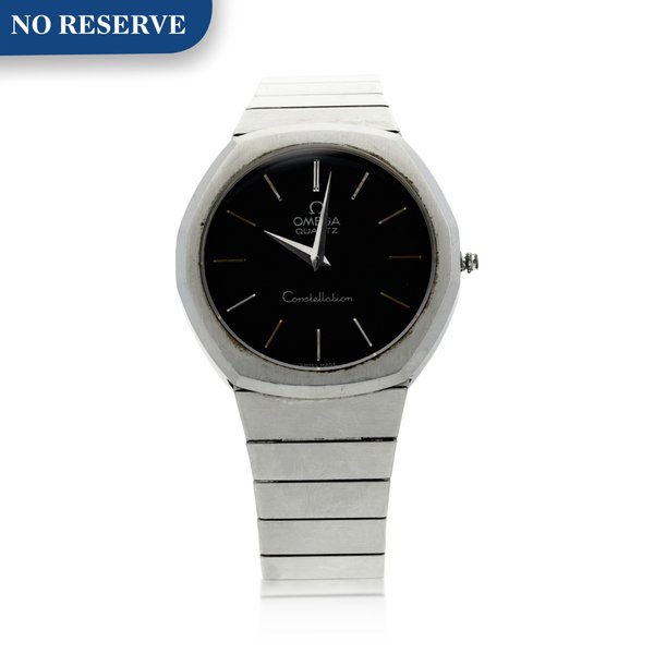 Omega CONSTELLATION A STAINLESS STEEL WRISTWATCH WITH BRACELET, CIRCA 1980