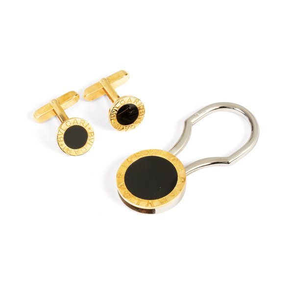 Bvlgari Set d'une paire de boutons de manchette et porte-clés en or jaune |  Set of a pair of yellow gold cufflinks and key ring    Vers 1995 |  Circa 1995
