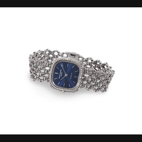 PATEK PHILIPPE. A LADY'S 18K WHITE GOLD CUSHION BRACELET WATCH SIGNED PATEK PHILIPPE, MOVEMENT NO. 1395847, CASE NO. 2782589, REF. 4265/1, RETAILED BY GÜBELIN, MANUFACTURED IN 1979