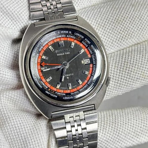 Seiko World Time
Vintage Seiko Worldtime 6117-6400 Automatic Stainless Steel