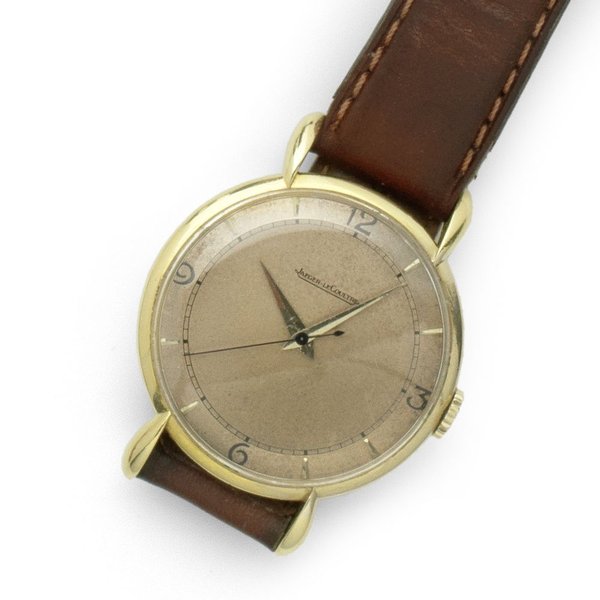 Jaeger-LeCoultre. An 18K gold manual wind wristwatch Case No.322063 Movement No.393650 Circa 1945