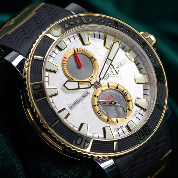 Ulysse Nardin Maxi Marine Diver
MINT FULL SET Maxi Marine Diver Silver Wave Dial Black Rubber Two-Tone Gold Steel 265-90
