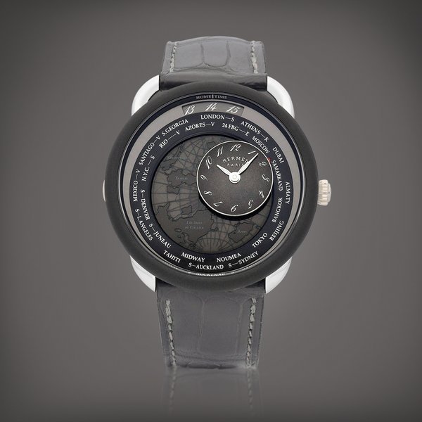 Hermès Arceau Le Temps Voyageur, Reference AR10.741 | A platinum and DLC-coated titanium world time wristwatch with satellite mechanism, Circa 2022 | 愛馬仕  Arceau Le Temps Voyageur 型號AR10.741 | 鉑金及 DLC 塗層處理鈦金屬世界時間腕錶，備漫遊時光模組，約2022年製 · AR10.741