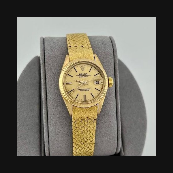Rolex Lady-DatejustVintage Rolex Ladies Datejust 6905 26mm Champagne Dial 18k Yellow Gold