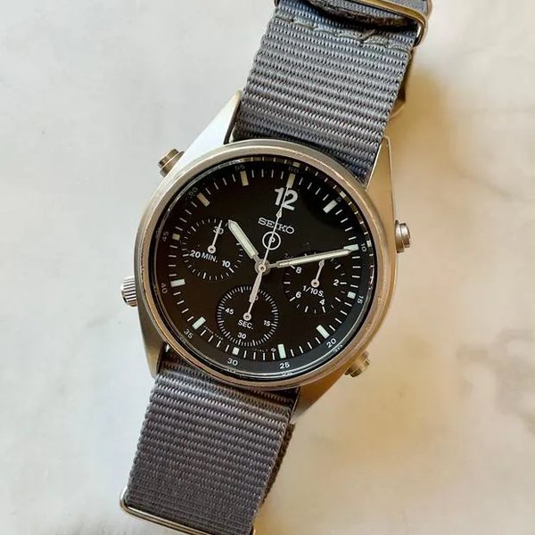 Seiko Chronograph
GEN 1 7A28 7120 1989 BRITISH ROYAL AIR FORCE MILITARY ISSUED QUARTZ CHRONOGRAPH Excellent military issued condition full working order.
