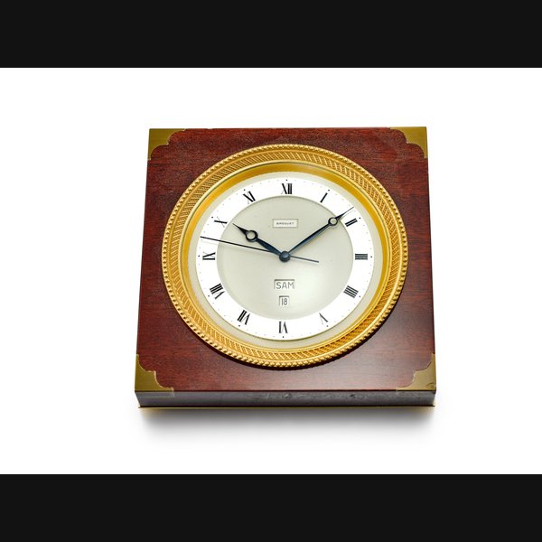 Breguet A gilt brass desk clock with French day, date and wooden case, Circa 1985 | 寶璣 | 鍍金銅製座鐘，備法文星期、日期顯示及木製外框，約1985年製