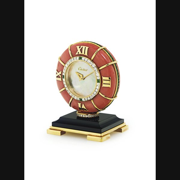 CARTIER. AN 18K GOLD, DIAMOND, EMERALD, CORAL, ONYX AND MOTHER-OF-PEARL DESK CLOCK SIGNED CARTIER, PARIS, NO. 654643, CIRCA 1990
