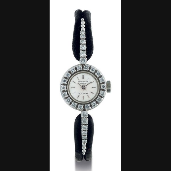PATEK PHILIPPE. A LADY'S 18K WHITE GOLD AND DIAMOND WRISTWATCH SIGNED PATEK PHILIPPE, GENEVE, RETAILED BY BEYER, MOVEMENT NO. 980034, CASE NO. 2607229, REF. 3267/6, MANUFACTURED IN 1959